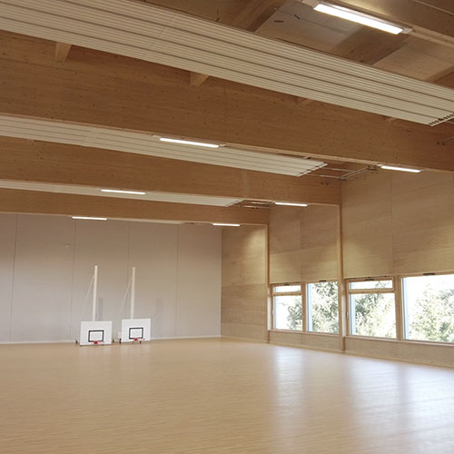 Panneaux acoustiques bois ab pano 50 Sport aux murs d'un gymnase scolaire