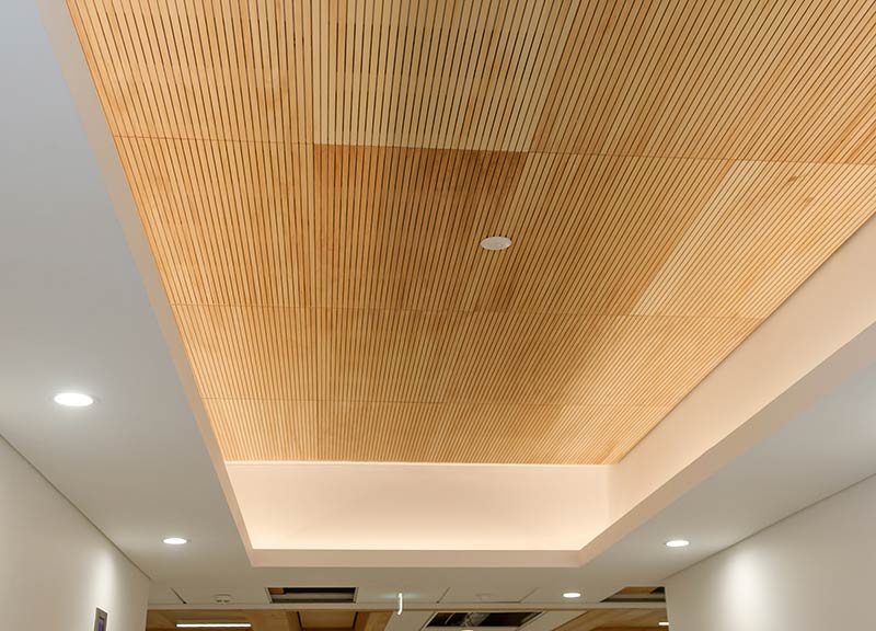 Panneau acoustique bois ab pano 25 dans un immeuble de bureaux