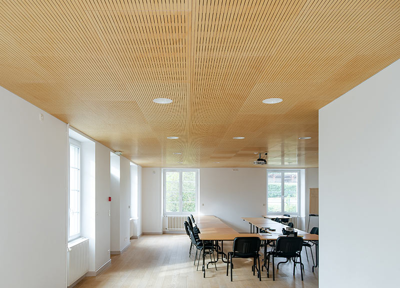 Salle de réunion avec dalles acoustiques en bois ab pano 25
