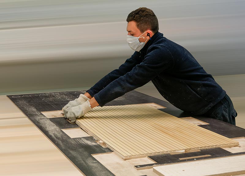 Opérateur avec un panneau acoustique bois ab pano