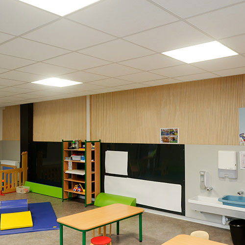 Panneau acoustique bois ab pano 50 en revêtement mural d'une crèche multi-accueil