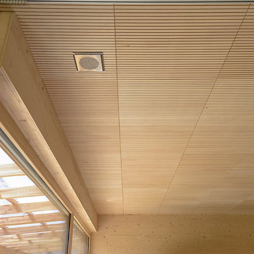 Panneau acoustique bois rainuré ab pano 25 au plafond d'une maison individuelle