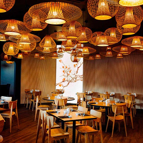 Panneau acoustique en bois ab pano 50 en parement mural d'un restaurant