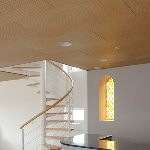 Panneaux acoustiques bois rainurés ab pano 25 au plafond d'une salle de détente