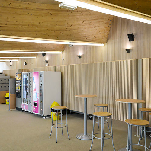 Panneau acoustique bois ab pano 50 en revêtement mural dans un espace détente