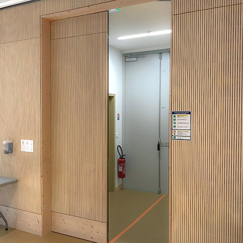 Panneaux acoustiques bois ab pano 50 au mur et plafond d'une salle polyvalente