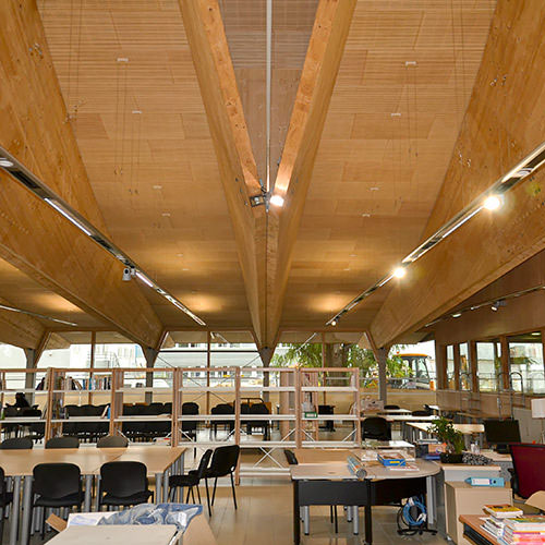 Panneaux acoustiques en bois ab pano 50 au plafond d'un espace de formation