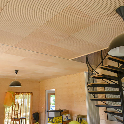 Panneau acoustique en bois ab pano 25 au plafond d'une maison individuelle