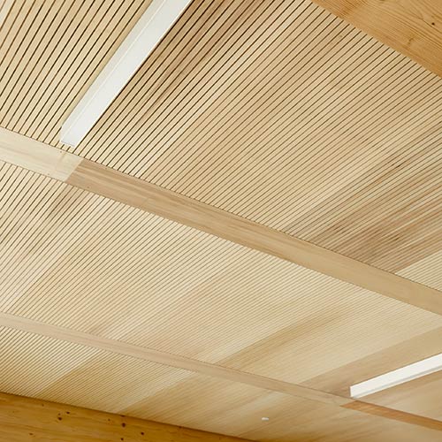 Panneau acoustique bois ab pano 25 au plafond d'un immeuble de bureaux