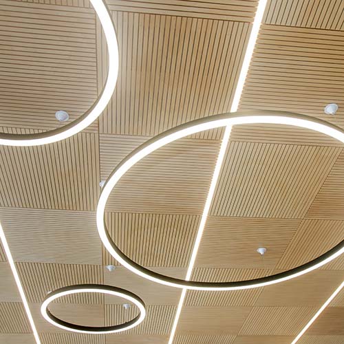 Panneau acoustique bois rainuré ab pano 25 au plafond d'une maison de santé