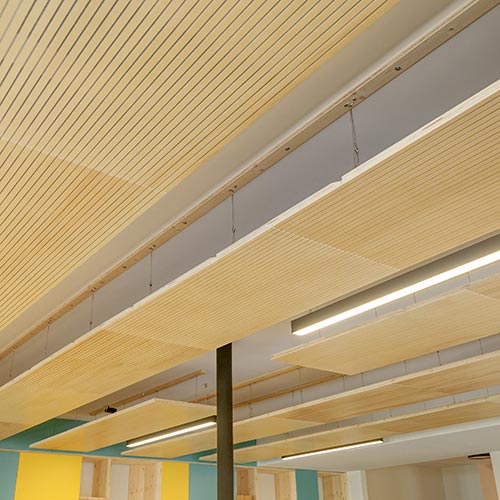 Panneaux acoustiques en bois ab pano 25 suspendus dans une salle de réunion