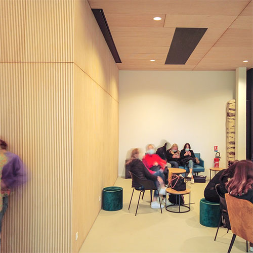 Panneau acoustique bois rainuré dans un collège lycée