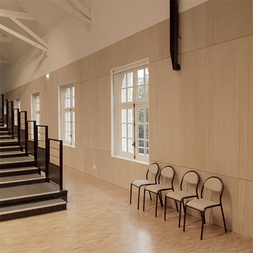 Panneau acoustique bois en parement mural dans un amphithéâtre