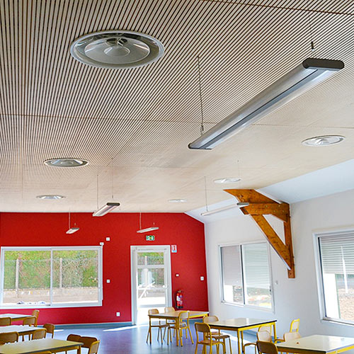 Panneaux acoustiques bois rainurés au plafond de la cantine d'une école maternelle