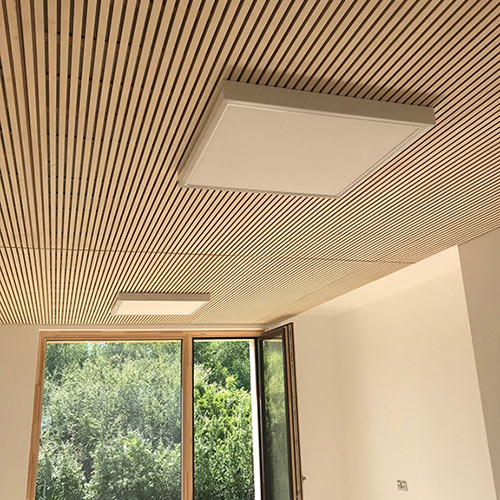 Panneaux acoustiques en bois au plafond d'une maison de santé